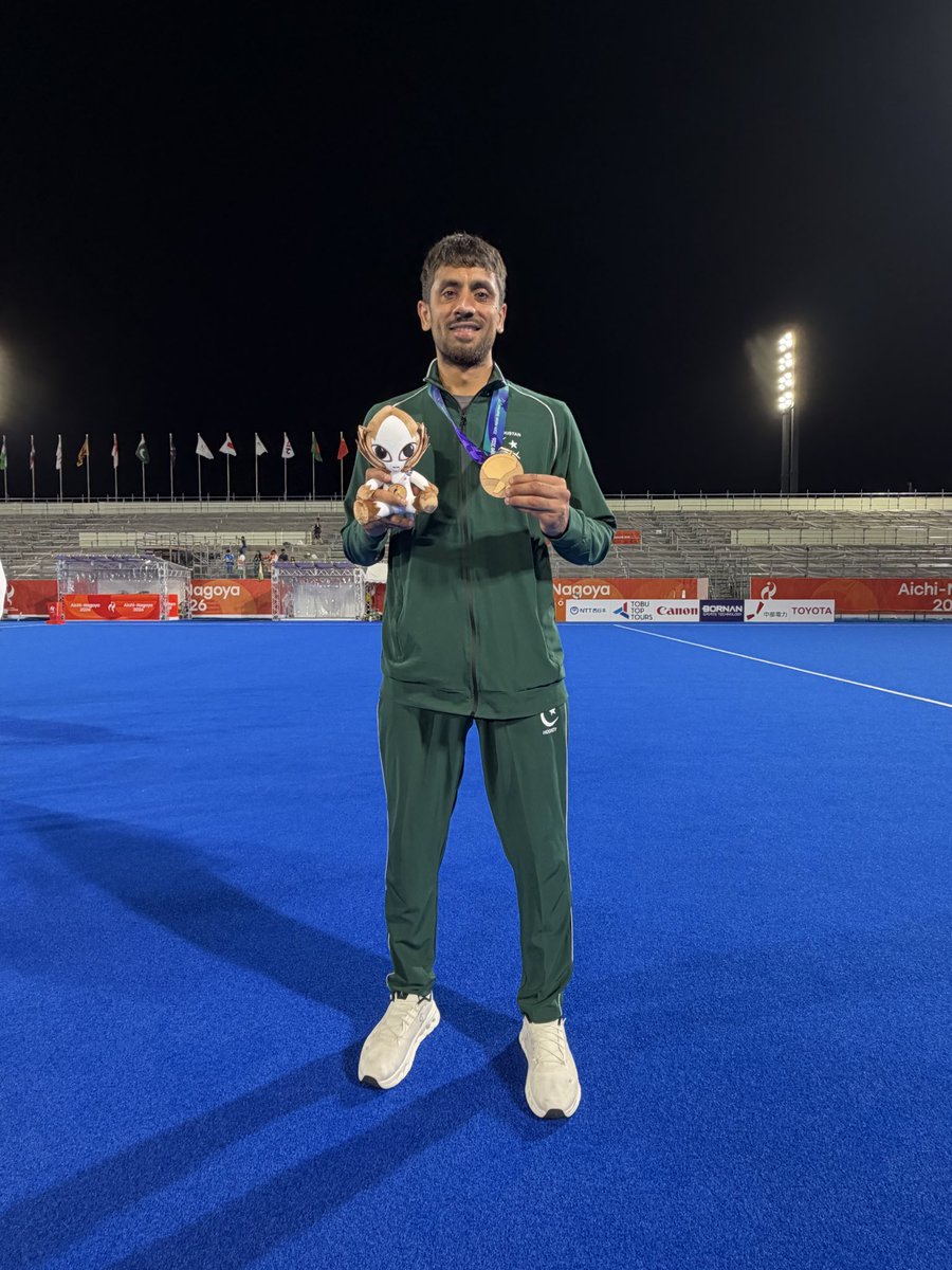 AmmadButt96's tweet photo. Alhamdulillah. Every big victory starts with a little one, and this is only the beginning. Didn't get the gold, but we got something worth holding onto. Bronze today, gold tomorrow, InshaAllah. The hunger for more stays. Small wins, big dreams. Right track, right team. To everyone who prayed, cheered, and believed: this one's for you. Grateful for every step ✌️🇵🇰❤️🏑 
@Muneeb313_  @nomanalam @khelshel @asia_hockey @PHFOfficial