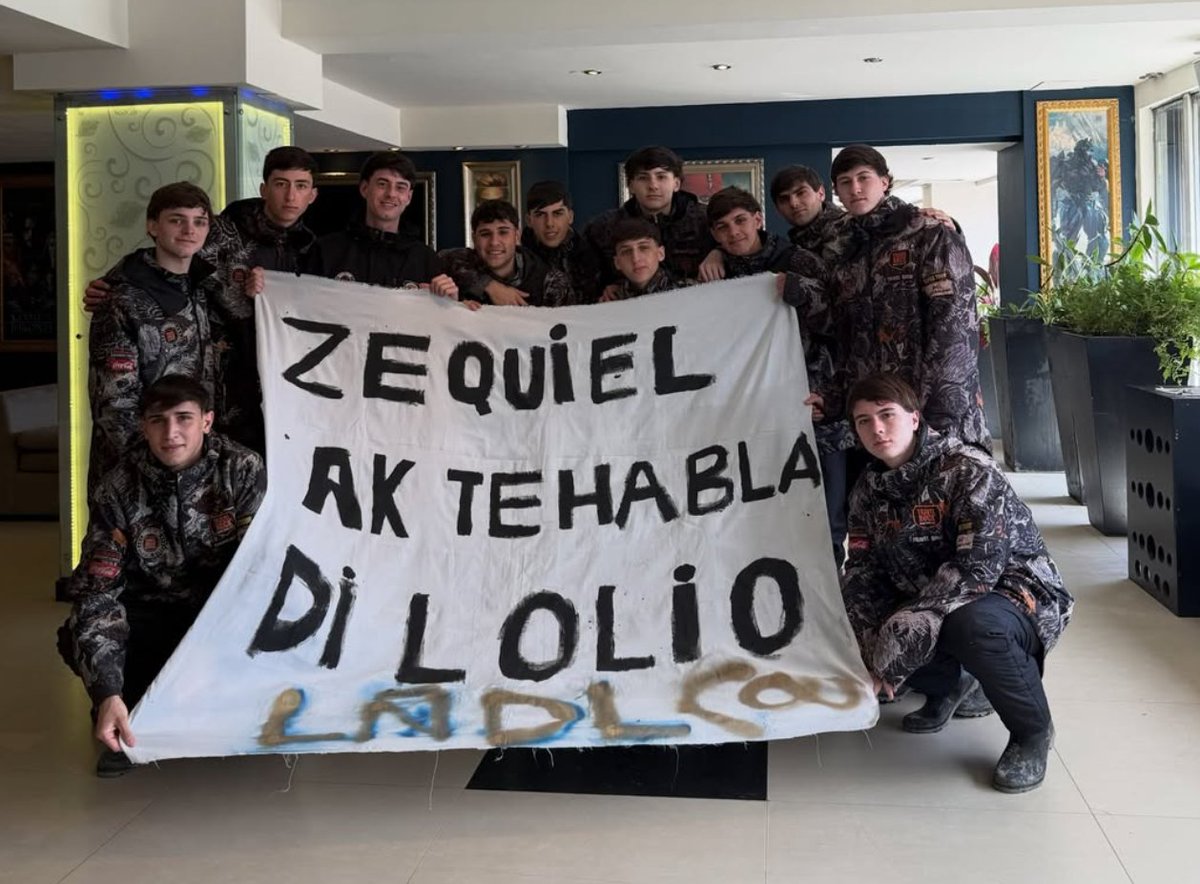 la12tuittera's tweet photo. 😅El SALUDO de LAUTARO DI LOLLO hecho BANDERA por parte de la Promoción 2026 Santa Rosa que viajó a Bariloche 🏂🎓 https://t.co/PyZWKhgtpS