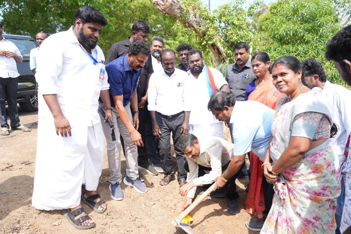 OffVanniArasu's tweet photo. தூத்துக்குடி மாவட்டம், திருச்செந்தூர் வட்டம், ஆறுமுகமங்கலம் கிராமத்தில் உள்ள குளக்கரையில், மதர் டிரஸ்ட் எனும் அமைப்பு சார்பில் இன்று (03.10.26) நடைபெற்ற பனை விதை நடும் நிகழ்வில், மாண்புமிகு சமூக நீதித்துறை அமைச்சர் திரு. வன்னி அரசு அவர்கள் பங்கேற்று, பனை விதைகளை நட்டார்.

@VanniTamizhVCK 

#VanniArasu
#SocialJustice
#TamilNadu