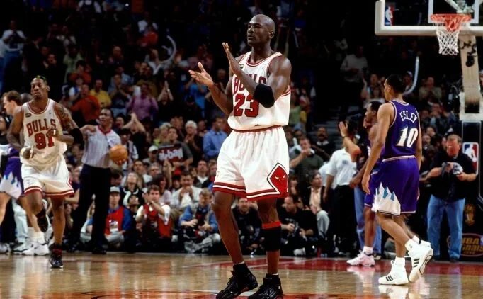 _meritroyal's tweet photo. #NBA efsanesi #MichaelJordan'ın maçta giydiği bir forma, salı gecesi gerçekleştirilen açık artırmada 12,26 milyon dolara alıcı buldu.

Açık artırma şirketi Joopiter aracılığıyla satılan forma, NBA hatıra eşyalarının kamuya açık satışlarında yeni bir fiyat rekoru oluşturdu. https://t.co/f1BqTMykvb