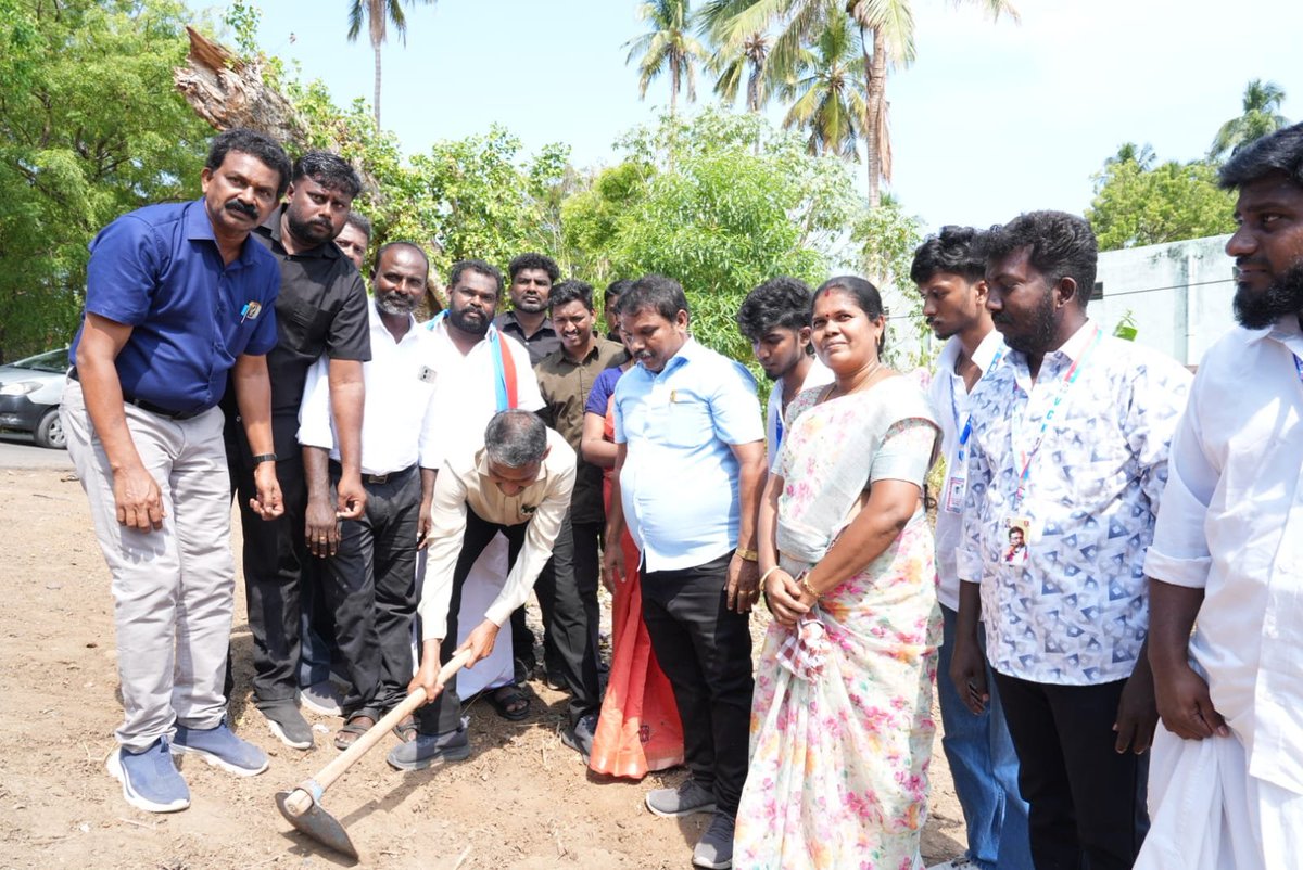 OffVanniArasu's tweet photo. தூத்துக்குடி மாவட்டம், திருச்செந்தூர் வட்டம், ஆறுமுகமங்கலம் கிராமத்தில் உள்ள குளக்கரையில், மதர் டிரஸ்ட் எனும் அமைப்பு சார்பில் இன்று (03.10.26) நடைபெற்ற பனை விதை நடும் நிகழ்வில், மாண்புமிகு சமூக நீதித்துறை அமைச்சர் திரு. வன்னி அரசு அவர்கள் பங்கேற்று, பனை விதைகளை நட்டார்.

@VanniTamizhVCK 

#VanniArasu
#SocialJustice
#TamilNadu
