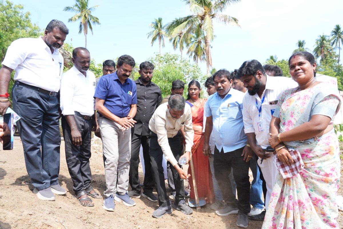 OffVanniArasu's tweet photo. தூத்துக்குடி மாவட்டம், திருச்செந்தூர் வட்டம், ஆறுமுகமங்கலம் கிராமத்தில் உள்ள குளக்கரையில், மதர் டிரஸ்ட் எனும் அமைப்பு சார்பில் இன்று (03.10.26) நடைபெற்ற பனை விதை நடும் நிகழ்வில், மாண்புமிகு சமூக நீதித்துறை அமைச்சர் திரு. வன்னி அரசு அவர்கள் பங்கேற்று, பனை விதைகளை நட்டார்.

@VanniTamizhVCK 

#VanniArasu
#SocialJustice
#TamilNadu