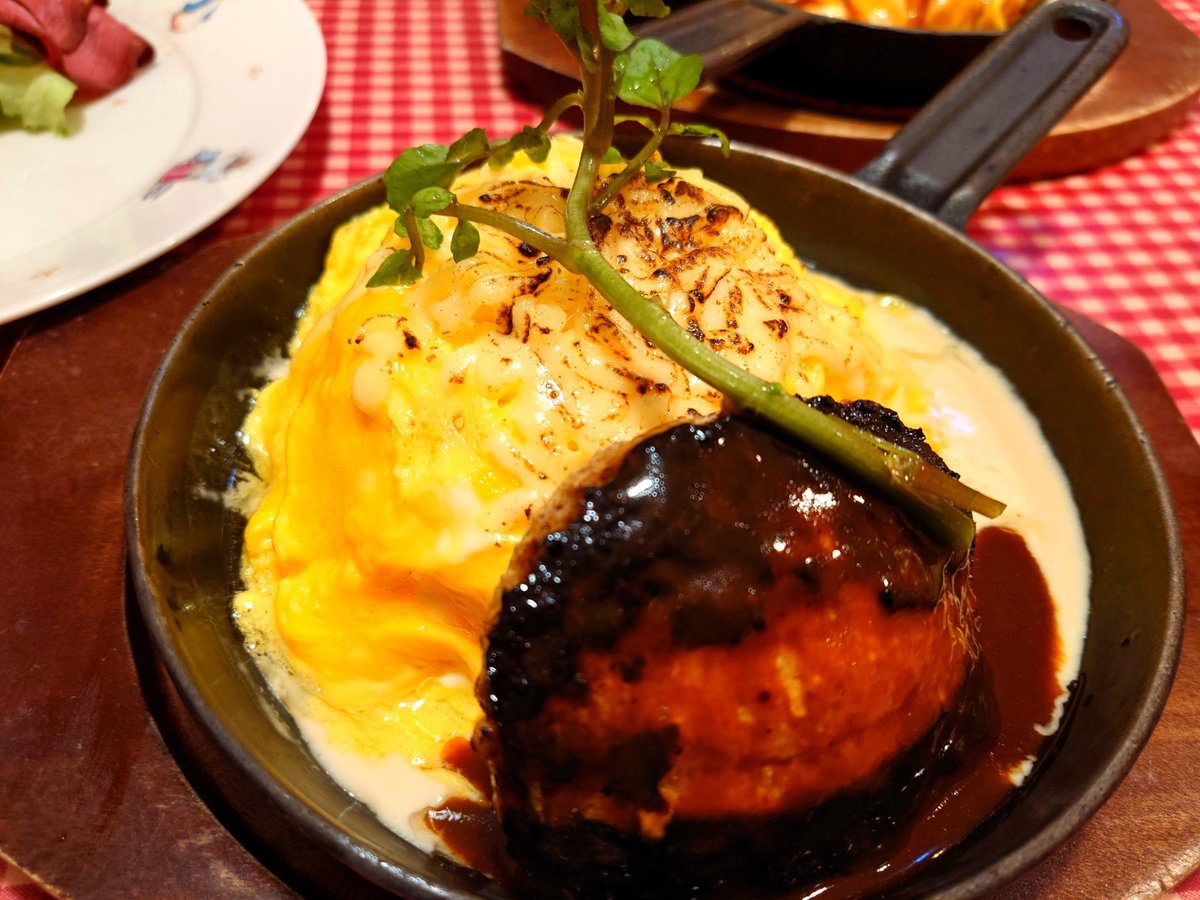 10toki14astrum's tweet photo. 夜ご飯に食べたオムライス〜(* ॑꒳ ॑*  )
結構ボリュームあった！
ウマウマ(⁠☆⁠▽⁠☆⁠)
デザートも意外にみっちりしていた〜、ピスタチオのアイス美味しい😄 https://t.co/F8kbyUApHl