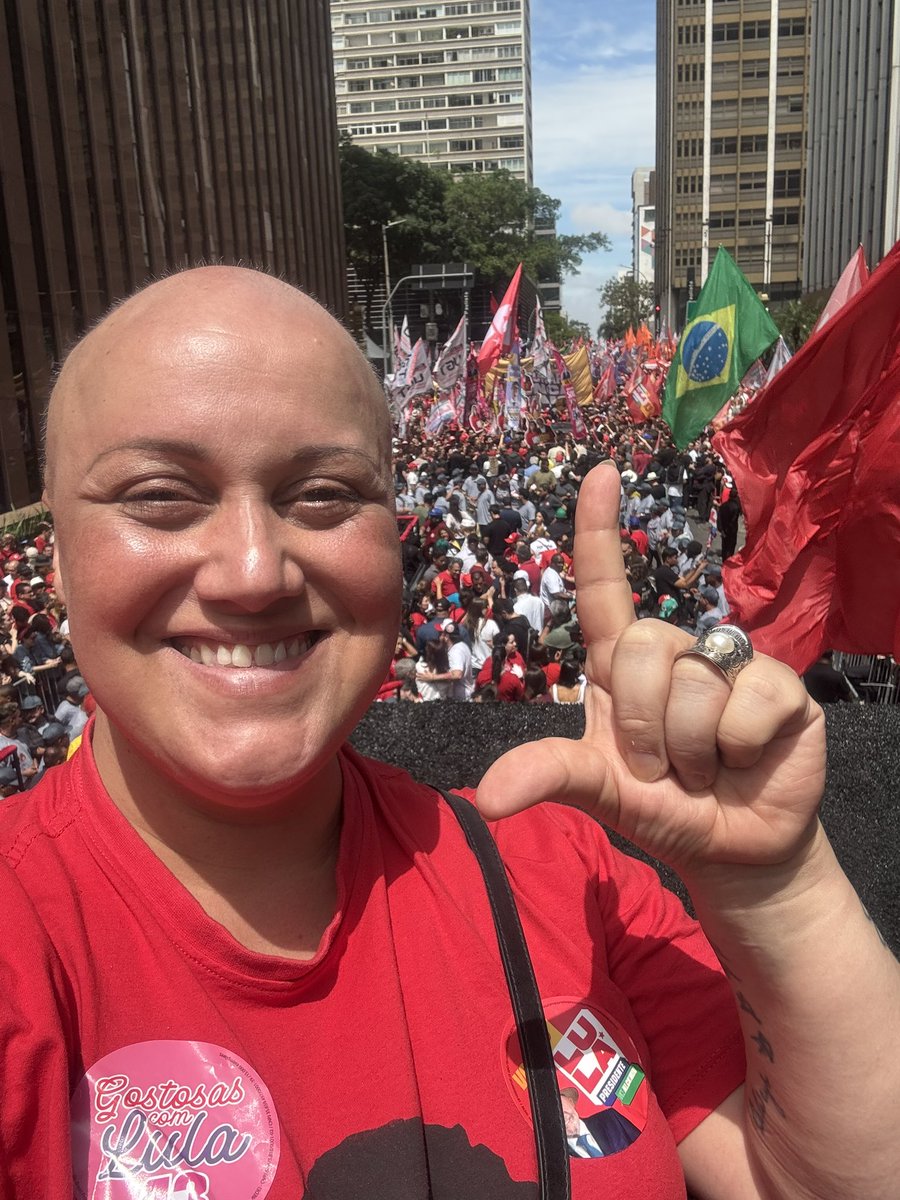 KriskaCarvalho's tweet photo. Cheguei, gente, no último dia antes da eleição. Careca, inchada, cansada, intoxicada de quimio, mas firme aqui na luta, esperando o Lula pro ato de São Paulo. A gente vai conseguir, tenho certeza. A gente vai reeleger o presidente Lula. Eu acredito.

DOMINGO É 13 https://t.co/kDcceYtGCc