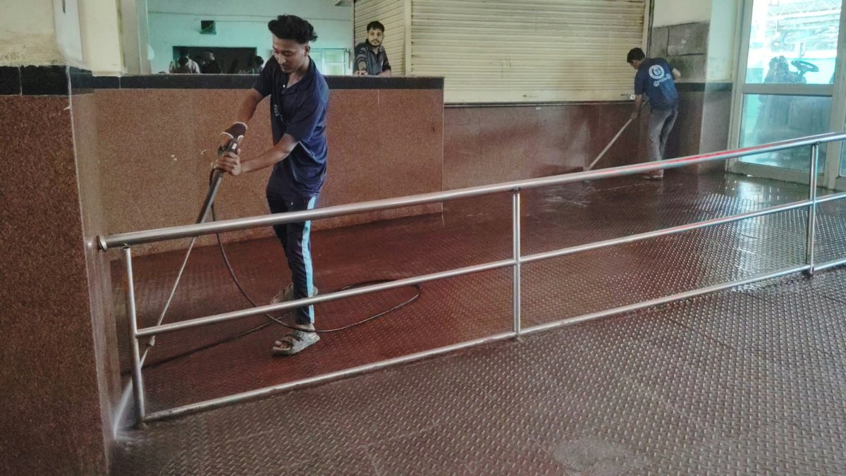 DrmAjmer's tweet photo. *Intensive mechanized deep cleaning drive at Abu road railway station.* https://t.co/jQYHmkCTdB