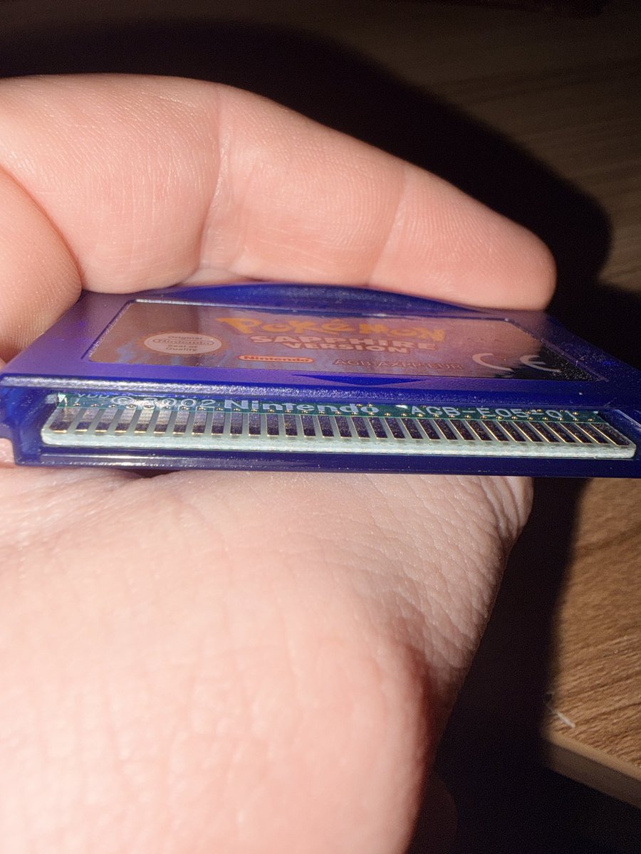 Strixite's tweet photo. @GlaxonXIII Look at the board and see if you see VDD and the AGB code, does it look like it has a battery inside too? https://t.co/cRaDOFNARA