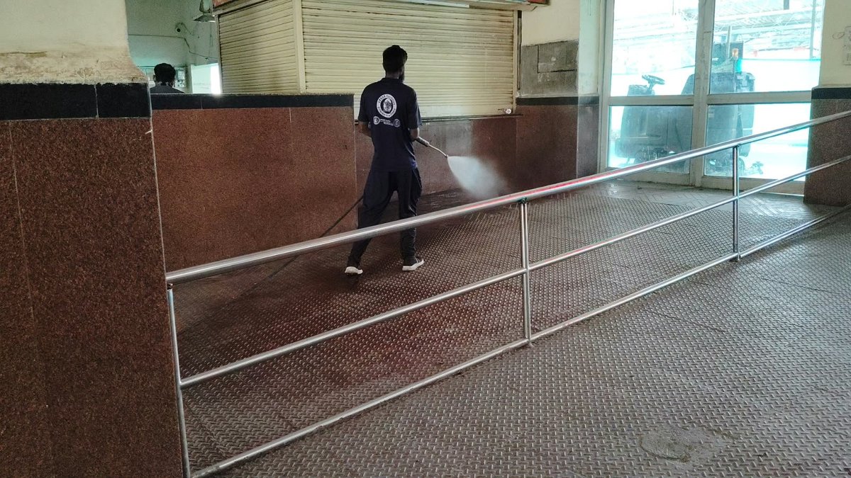 DrmAjmer's tweet photo. *Intensive mechanized deep cleaning drive at Abu road railway station.* https://t.co/jQYHmkCTdB