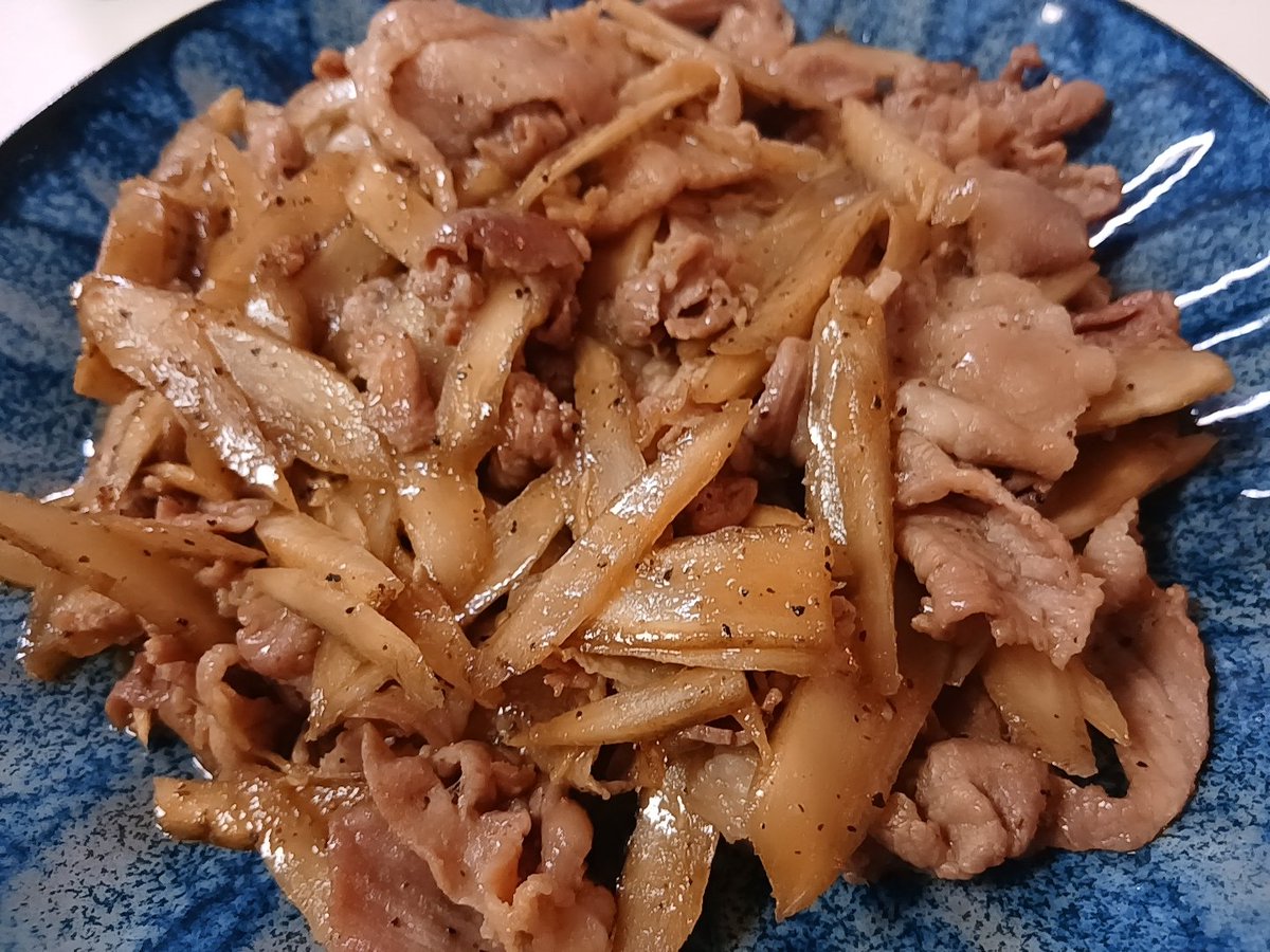 yott_chan's tweet photo. 餅、素麺、肉牛蒡、牛バラカルビ👏
野菜ないから笑
 #おうちごはん https://t.co/KaeuD0yVuZ