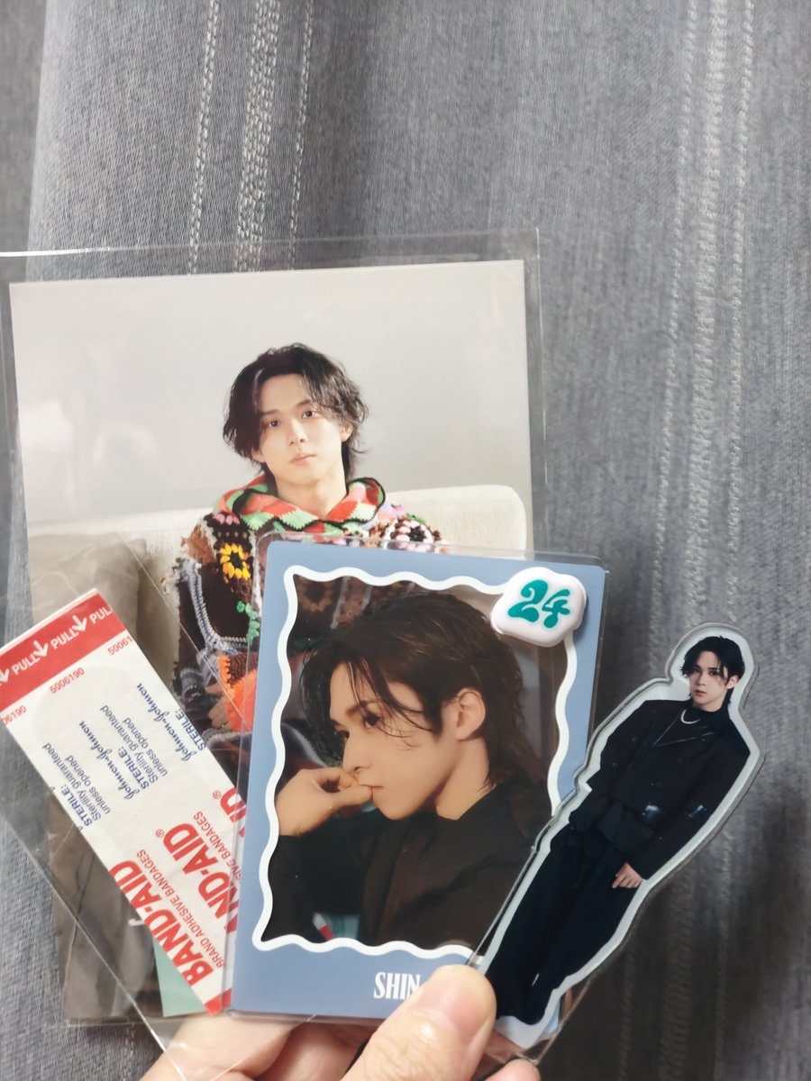 Kai_sun128's tweet photo. アクスタもちゃんと買えたし満足。

2枚目は1部の借り物の絆創膏も添えて、撮り忘れてたので家写〜。
同行者がくれて近くで見れたので良かった、感謝！ https://t.co/LJcXpHpT6I