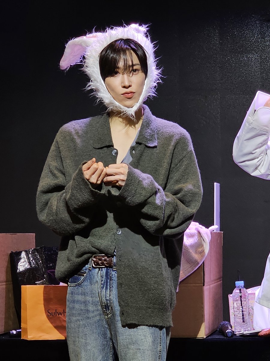 leo_never_alone's tweet photo. 261003 applemusic fansign ARNO 
#ALPHADRIVEONE #ALD1 #ARNO  #아르노 https://t.co/NTNG7RY73E