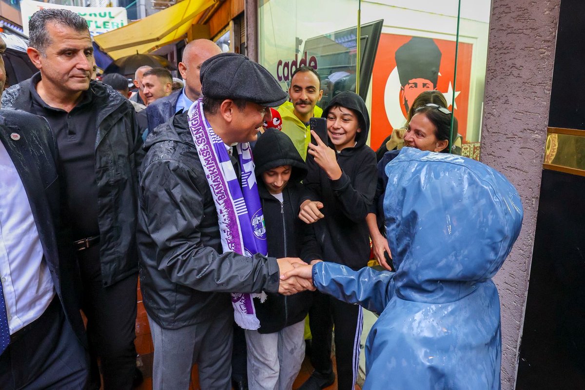 yenipartiyiz's tweet photo. Genel Başkanımız Özgür Özel, Artvin’in Hopa ilçesinde İnönü Caddesi esnafını ziyaret ettikten sonra Hopa Parkı’nda toplanan vatandaşlara hitap etti. https://t.co/h922UXfln3