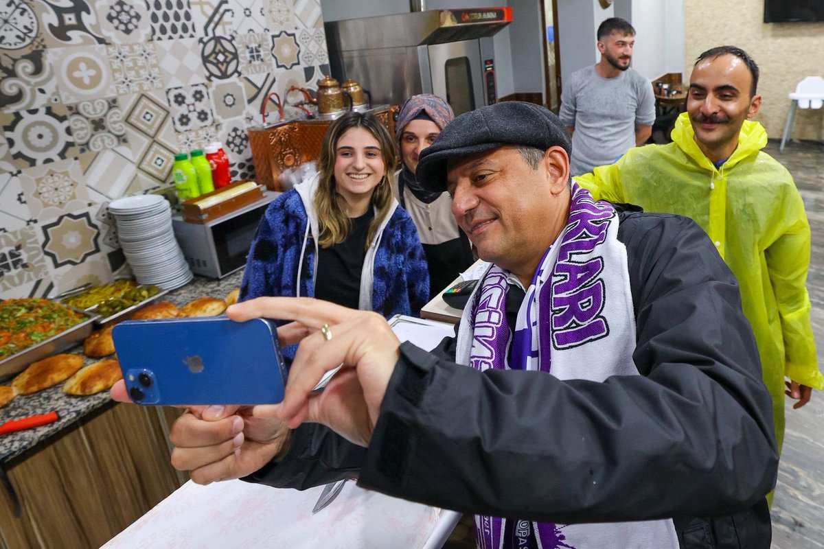 yenipartiyiz's tweet photo. Genel Başkanımız Özgür Özel, Artvin’in Hopa ilçesinde İnönü Caddesi esnafını ziyaret ettikten sonra Hopa Parkı’nda toplanan vatandaşlara hitap etti. https://t.co/h922UXfln3