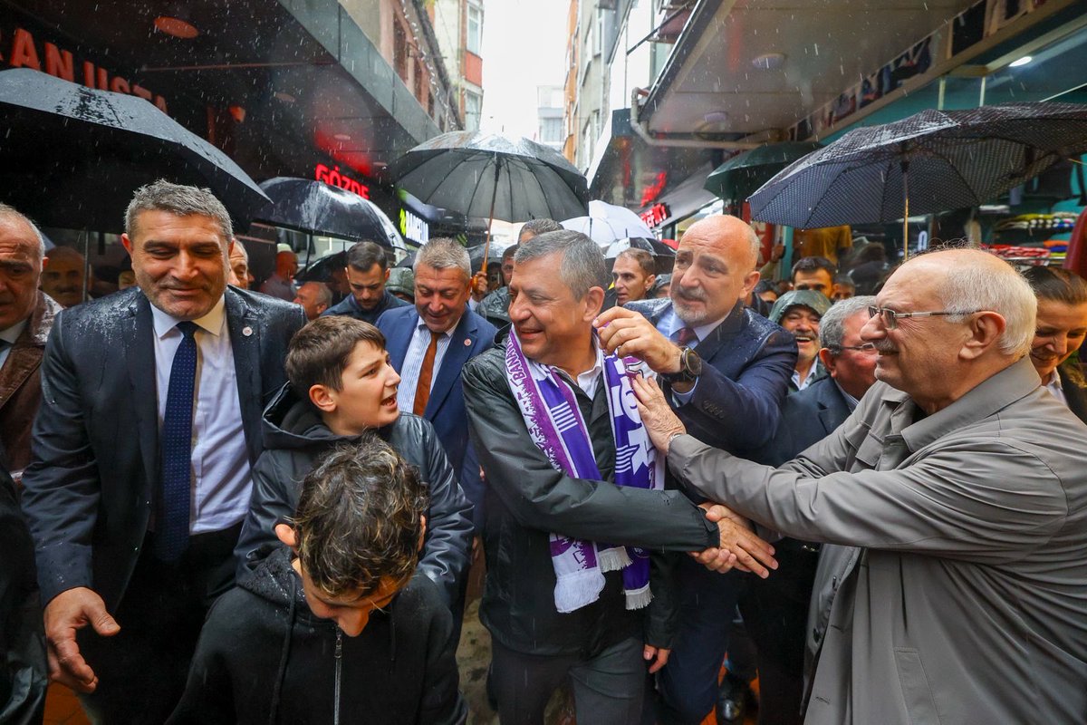 yenipartiyiz's tweet photo. Genel Başkanımız Özgür Özel, Artvin’in Hopa ilçesinde İnönü Caddesi esnafını ziyaret ettikten sonra Hopa Parkı’nda toplanan vatandaşlara hitap etti. https://t.co/h922UXfln3