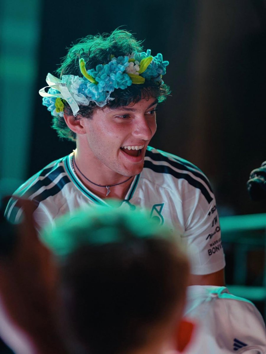 kikotonelli's tweet photo. kimi wearing a flower crown 🥹💐 he looks so pretty 💙 https://t.co/mo0xuWzRGv