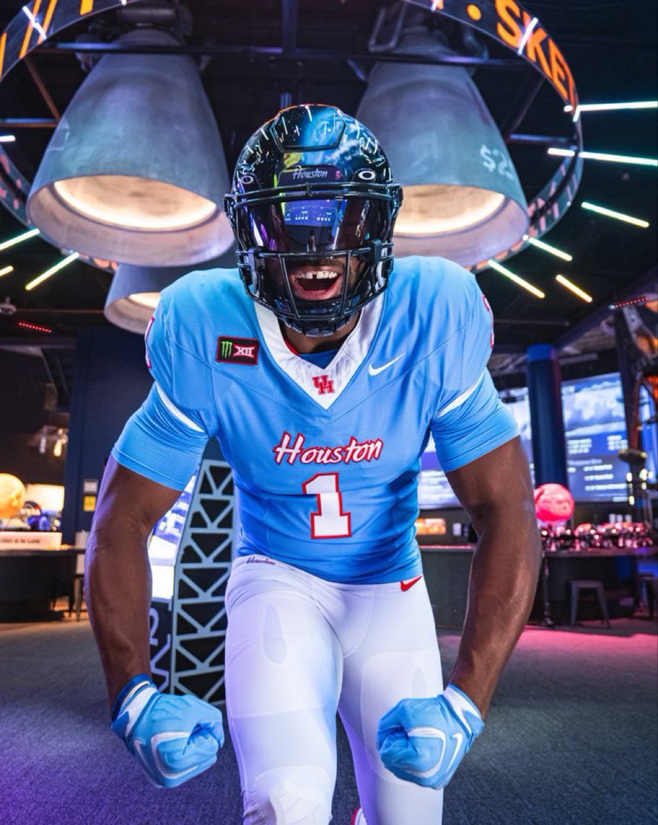 BarstoolBig12's tweet photo. Missed this last night:

Houston unveiled new Space themed helmets ahead of this morning’s game against UCF

Space City vs Space U 👀☄️ https://t.co/emPIoXr5ww