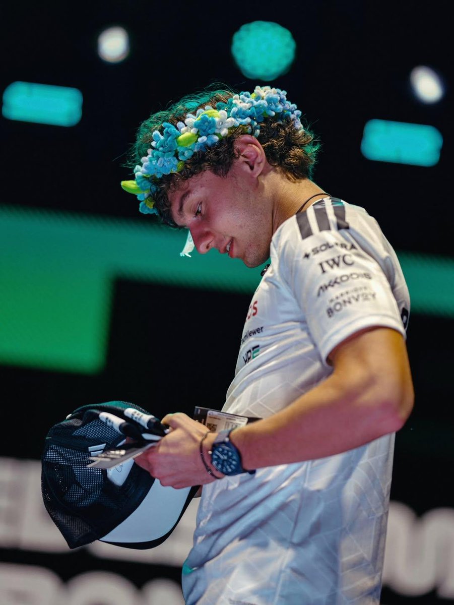 kikotonelli's tweet photo. kimi wearing a flower crown 🥹💐 he looks so pretty 💙 https://t.co/mo0xuWzRGv
