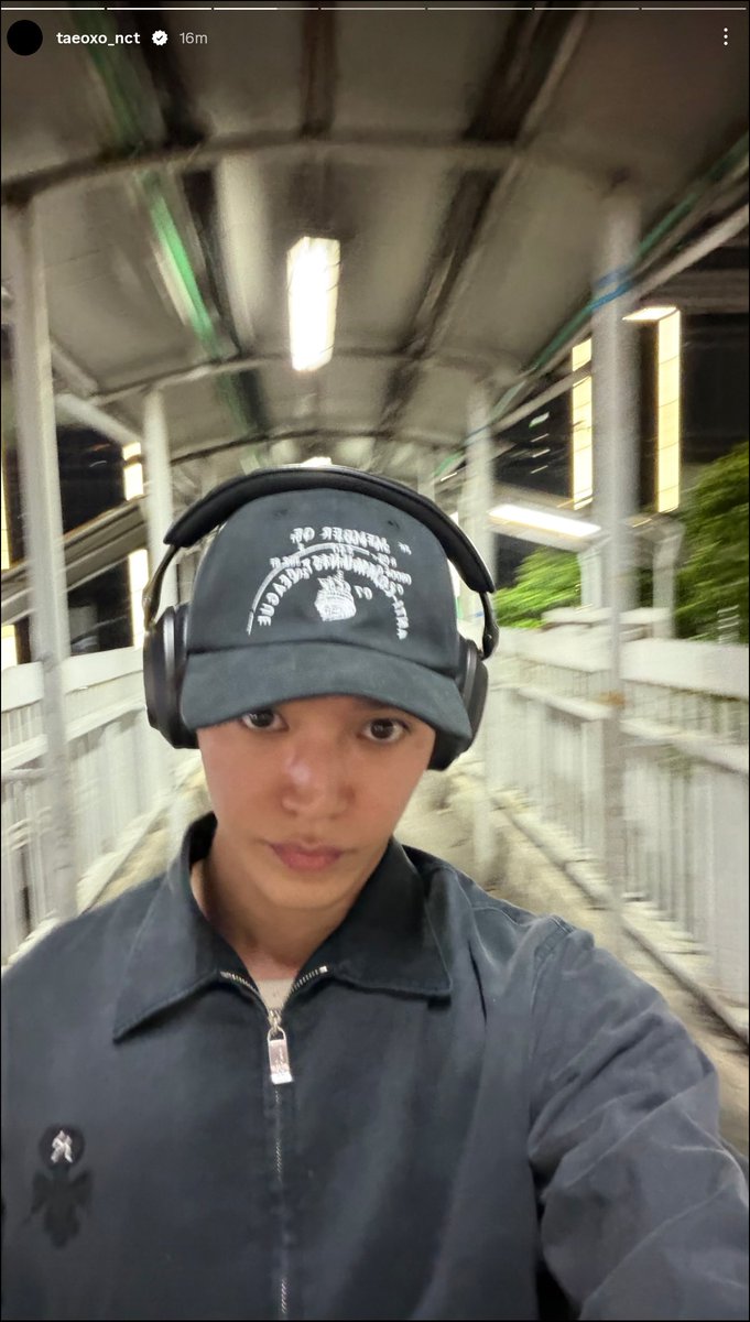 matcabewy's tweet photo. SUMPAHHHH si Taeyong bener bener berkeliling jakarta jalan kaki ANJIRRRR dia sampe naik JPO tuhhh???? GAK PERNAH ADA DIPIKIRAN GUE TAEYONG NAIK JEMBATAN PENYEBRANGAN ORANG DAN MEMANDANGI KALI DI JKT FAKKKKKK DUNIA KPOP SUDAH GILAAAA😭😭😭 https://t.co/vAj2eujeaT