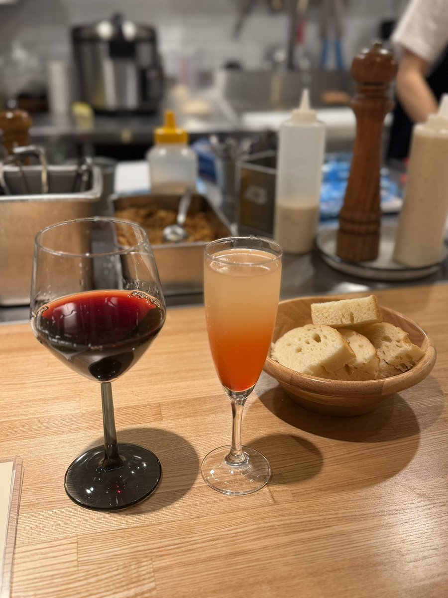 YOU79454656's tweet photo. 昨日はお仕事終わりに最近新しく出来た
ワイン食堂ヴィセントへ✨
お通しのパンは食べ放題でお料理も
めちゃくちゃ美味しかった〜😆
ただ店内混んでたのもあるけど
ちょっとうるさすぎたな😓
#ワイン食堂ヴィセント https://t.co/MnNo4dV5bE