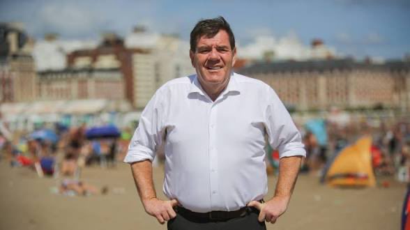 betovaldez's tweet photo. Montenegro vuelve a Mar del Plata: la inseguridad como excusa y el temor a perder territorio

Según versiones de dirigentes del PRO y habituales interlocutores de su operador político, Alejandro Rabinovich, Guillermo Montenegro vuelve a la intendencia por una preocupación que excede la inseguridad: teme perder influencia territorial y que la sucesión de 2027 empiece a resolverse sin él.

En esos sectores interpretan que la inseguridad es la excusa pública para corregir una salida que quedó a mitad de camino. El salto al gabinete nacional no se concretó y la banca de senador bonaerense no le dio la proyección que esperaba. Sus interlocutores describen a un Montenegro que perdió el rumbo de su estrategia y muestra poco interés por la actividad legislativa.

Mar del Plata sigue siendo su principal capital político. Pero delegar la intendencia abrió espacio para que otros construyeran sus propias aspiraciones. Agustín Neme quiere jugar en la sucesión y Fernando Muro aparece como una alternativa del montenegrismo. Los libertarios y el radicalismo también tienen candidatos e intereses propios.

La lectura que circula entre esos dirigentes es que Montenegro necesita recuperar el mando antes de que esas conversaciones avancen sin su control. Desde el municipio puede ordenar el equipo, intervenir en la elección de su sucesor y negociar con otro peso frente al PRO y La Libertad Avanza.

“Tampoco tiene la certeza de poder mejorar la seguridad sin una buena coordinación con Axel Kicillof”, agregan esos interlocutores. Haber sido juez federal no lo convierte por sí solo en un experto en seguridad. Su experiencia como ministro porteño tampoco garantiza resultados sin acuerdos con el gobierno provincial.

Para el mileísmo, el regreso abre una tensión. Puede ayudar a contener el desgaste de una gestión aliada, pero también devolverle a Montenegro autonomía para negociar el armado de 2027. Un dirigente con territorio propio puede ser un socio electoral y un obstáculo para los libertarios que aspiran a conducir la ciudad.

Para los dirigentes consultados, esa es la preocupación que explica la vuelta: quedarse con una banca provincial de escasa gravitación mientras otros empiezan a disputarle el futuro político de Mar del Plata.