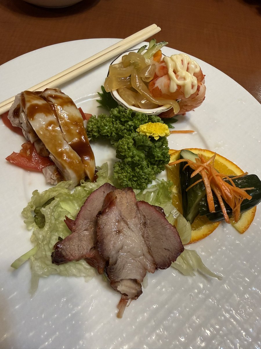 i10yuko12's tweet photo. 今日はVIPチケットで可愛いピンバッジも頂きました
夕食は行きたかった551HORAIパンチャン店🍺🍽️
#JustComeWithチチャンウク
#チチャンウク
#チ・チャンウク
#지창욱 https://t.co/HR1zMP7wws
