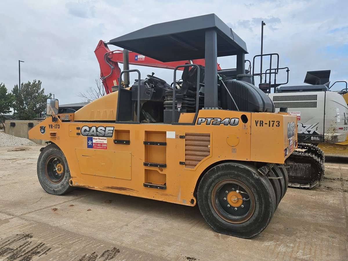 HeavyEquipGuy's tweet photo. Saturday tip for the paving crews: pneumatic rollers knead the mat instead of marking it. Smoother finish, better density. Our CASE PT240 is on the yard and ready for your next asphalt job.… dlvr.​it/TVm4dX #StarTractor #Compaction #HeavyEquipment #Asphalt #DFWConstruction https://t.co/NKMIoDuqL4