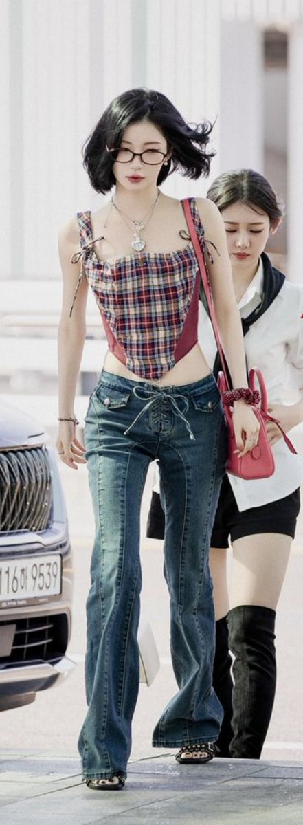 coolerhoter's tweet photo. The way some solo stans keep forcing the “center obsessed,” “nothing new,” “just black clothes,” “that member has better fashion sense” narrative just to make Asa look boring 😭 Meanwhile her aura speaks louder than all that yapping, and she keeps going viral anyway.
#AsaCore https://t.co/6jaHAkEnsB