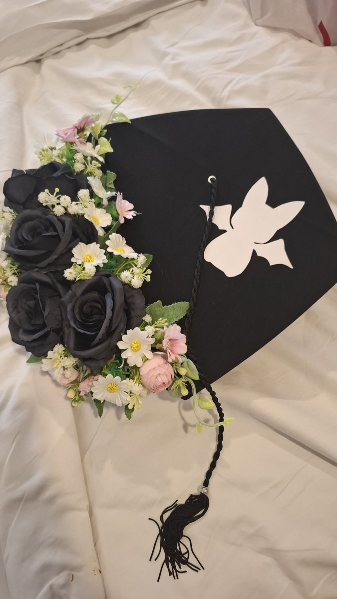 ArisaSalvaria's tweet photo. Finally..  Wis-udah 🎓✨️🫠
#akusolmates https://t.co/74tumis4oX