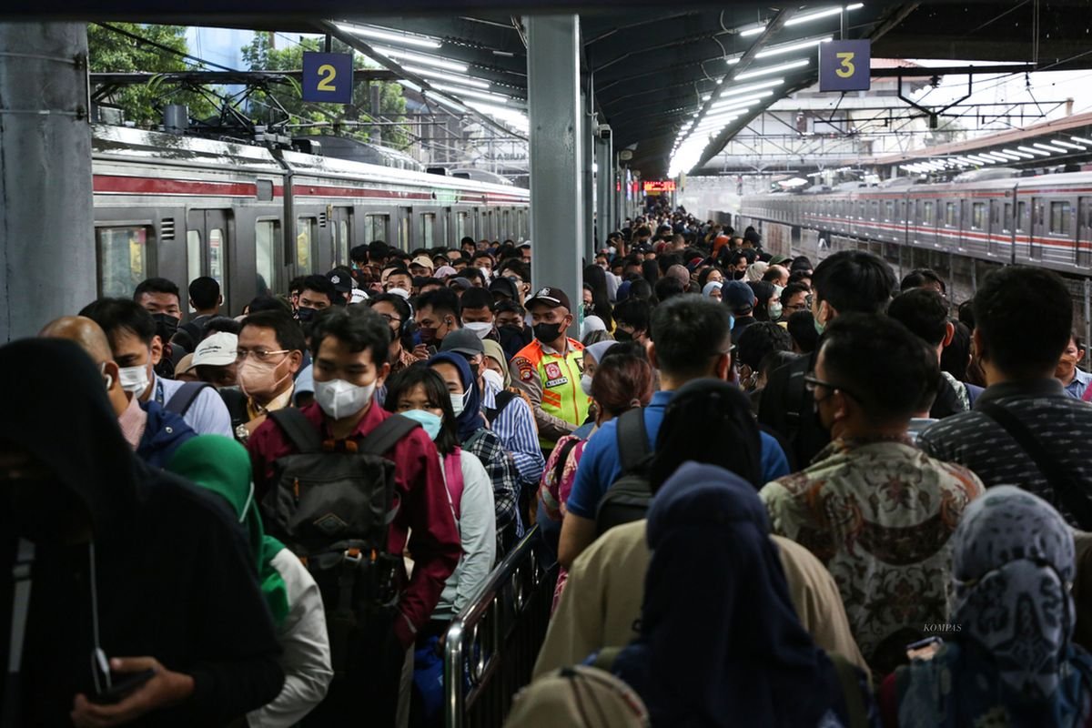 LambeSahamjja's tweet photo. pengusaha lewat apindo ngusulin batas jam kerja jadi 45 jam seminggu

usulan ini buat ruu perlindungan ketenagakerjaan yang lagi dibahas

yang ngomong ketua bidang ketenagakerjaan apindo, bob azam

aturan sekarang gimana
sekarang batasnya 40 jam seminggu

polanya 7 jam sehari kalau kerja 6 hari, atau 8 jam sehari kalau kerja 5 hari

aturan ini ada di uu ketenagakerjaan tahun 2003

alasan pengusaha
biar perusahaan lebih fleksibel kalau lagi butuh kerja lebih lama

nanti detailnya bisa diatur lewat perjanjian kerja bersama di tiap perusahaan

mereka bandingin sama vietnam yang batasnya 48 jam seminggu

menurut mereka ini penting biar industri indonesia bisa saingan sama negara lain

gampangnya
kalau 40 jam jadi 45 jam, berarti nambah 5 jam seminggu

kalau kerja 5 hari, kira-kira nambah 1 jam tiap hari