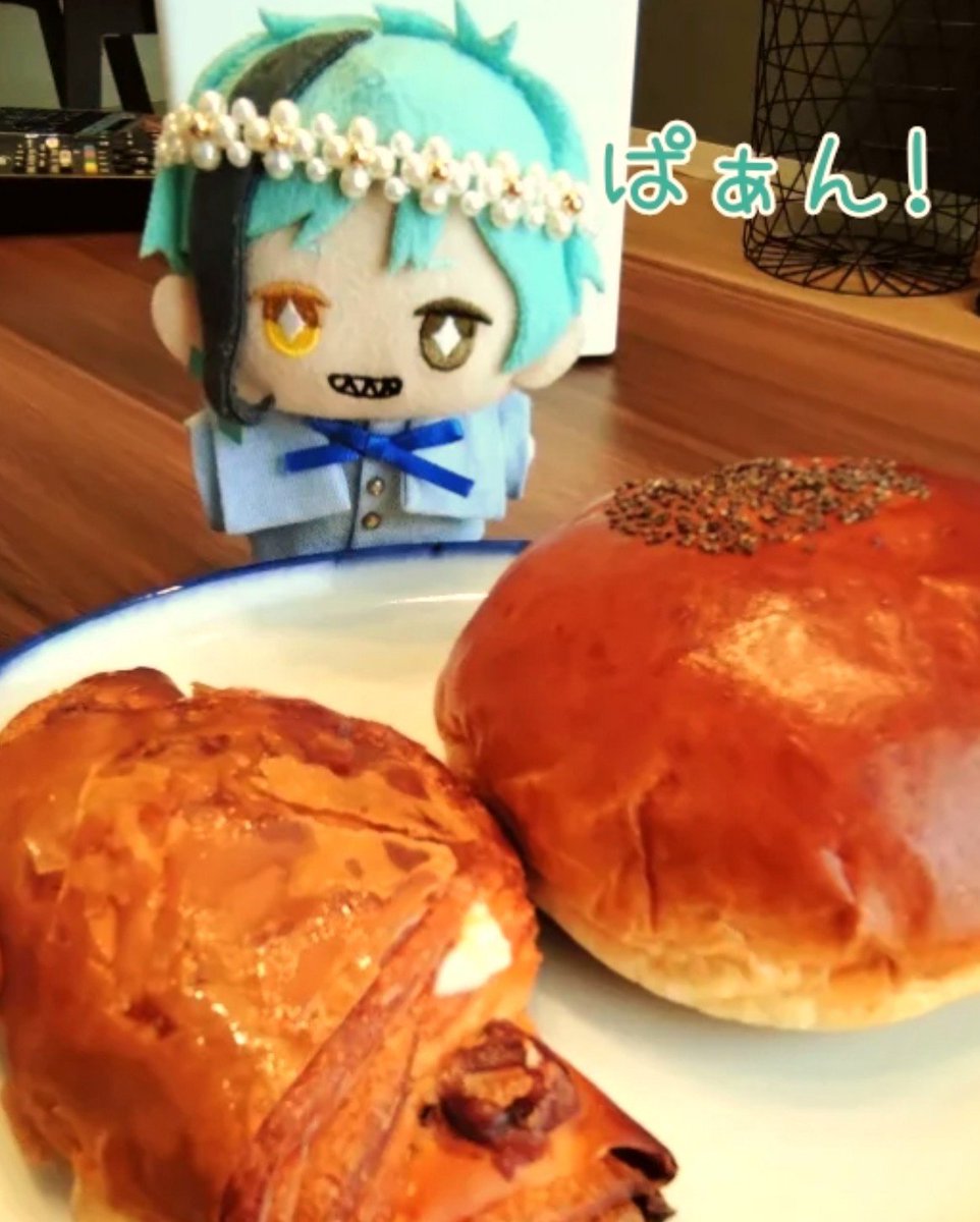 sia_shrimp's tweet photo. 〜ふょくんと いっしょ〜

2日目ご飯🥐

朝は美味しいあんぱん屋さんのパンをいただき、こえびは友達とライブ鑑賞会🥳

そして、きしめんと初対面のふょくん🤭
こえび家のお出汁よりも濃いめだったね。
文化の違いを感じました。

#twstぬい撮り部 https://t.co/SCErKyUQnh