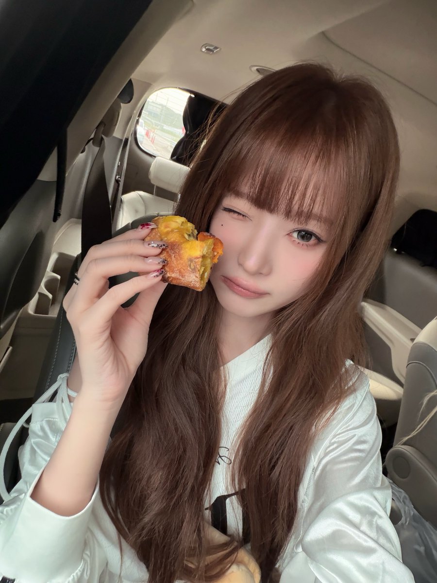H1KEY_official's tweet photo. [🧸✨] 나 언니 빵 먹을게~~?! ₍ᐢ ɞ̴̶̷ ̫ ɞ̴̶̷ ᐢ₎

#H1KEY #하이키 #ハイキー
#SEOI #서이 #ソイ
#GORUN https://t.co/G9ksQIQ622