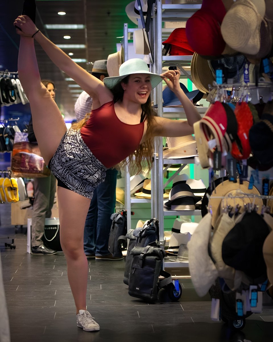AnnaFlexi23's tweet photo. Da ja mein post bei @flexiblondie so gut angekommen ist. Habe ich beschlossen mir ein account zu erstellen. Da war ich shoppen wenn du das sehen würdest ...
Wie würdet Ihr drauf reagieren? https://t.co/bR4ZWAixx9
