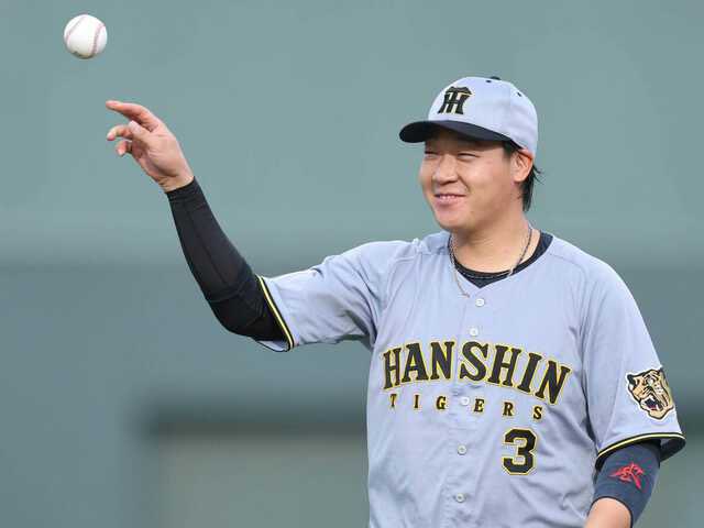 77m7777777's tweet photo. 阪神 粟井球団社長
ビール掛け前 挨拶にて

「大山悠輔君が言っていたみんなで
カバーする野球が
出来た1年になった」 https://t.co/dHjtt8kDW2