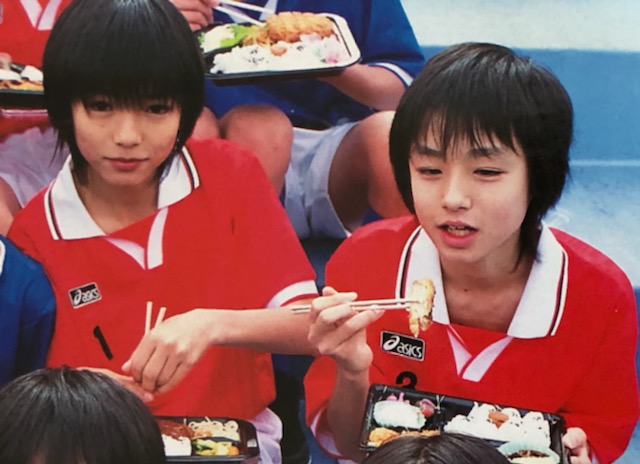 jump_wanna's tweet photo. 当時の知念ちゃんも超小さいのに、光くんや伊野尾ちゃんのこと「可愛いな〜」と思って見てたの面白い😂

その可愛いいのちゃんに抱っこされて、天使×天使の化学反応起こしてたし🥰（Myojo 2004年2月号）
#知念侑李 #八乙女光 #ちょっと休憩すんべ https://t.co/9UfTuSYgEk