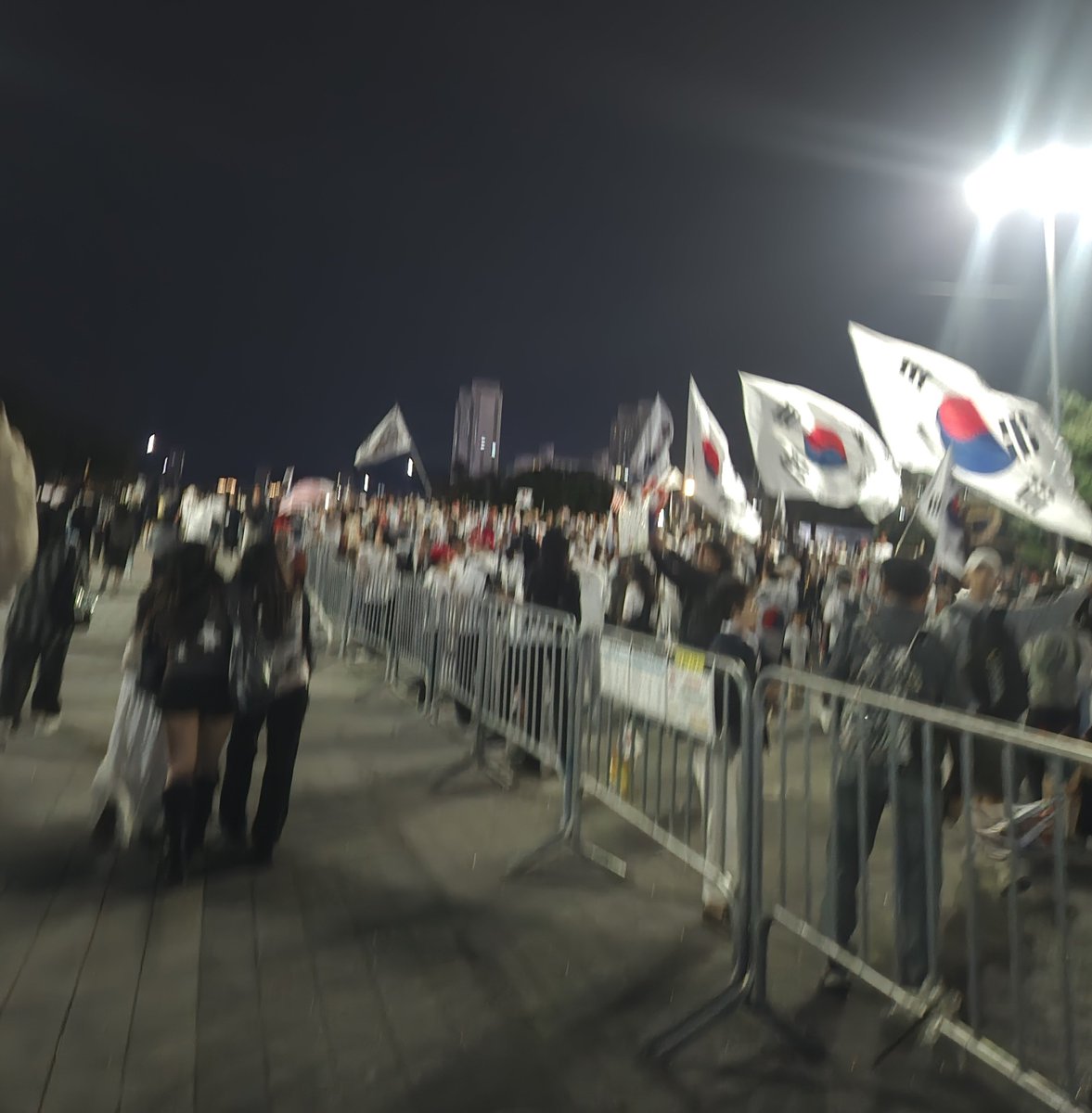 nwwns19's tweet photo. 와 개놀람 왜 저희한테 소리지르셨어요? https://t.co/r2Qk2ZJt0B