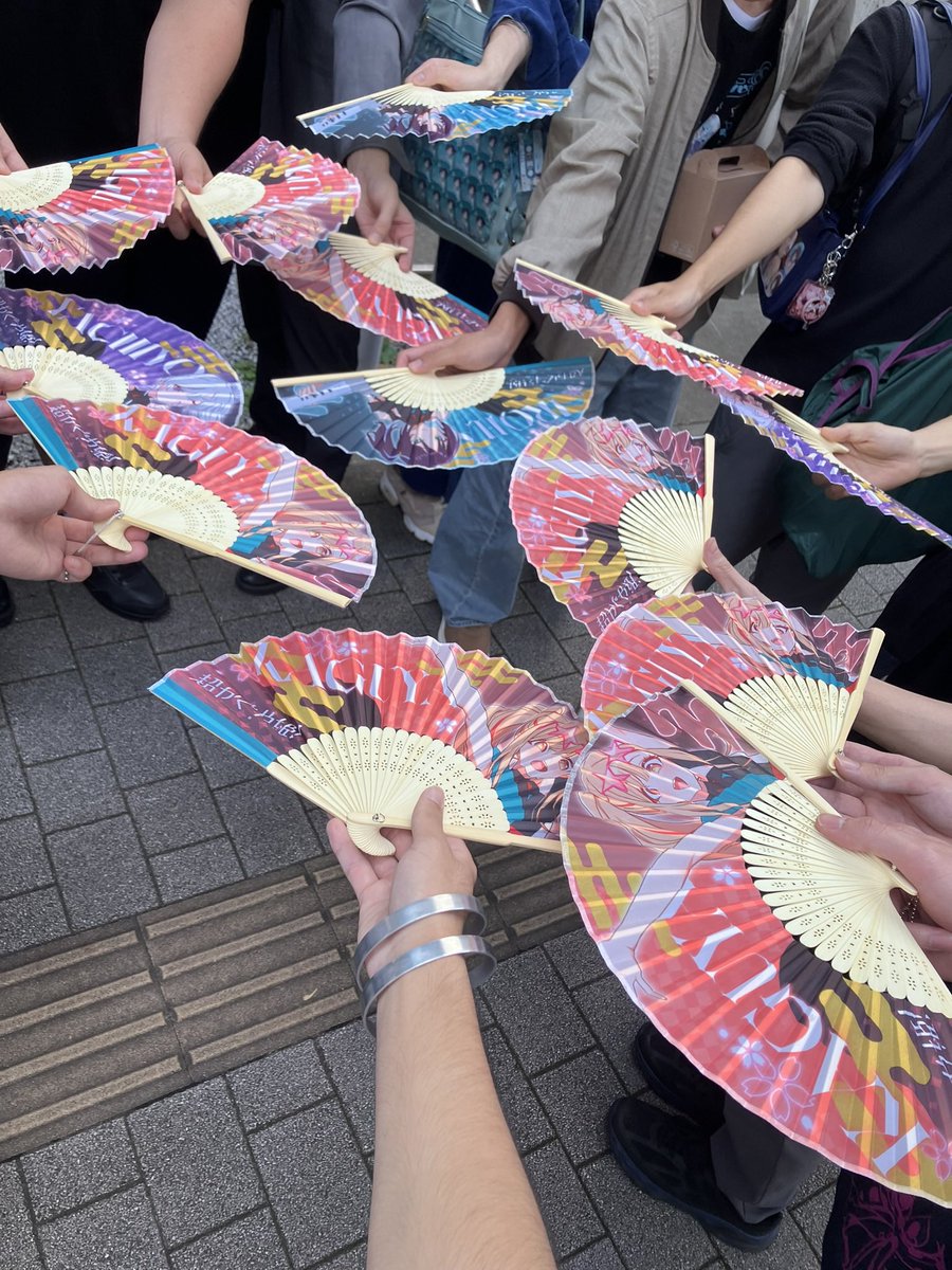 KaguyaSuki0712's tweet photo. 扇子連番、痛バ連番、パイン連番、ドクペ完売連番 https://t.co/jLsfLUpOuN