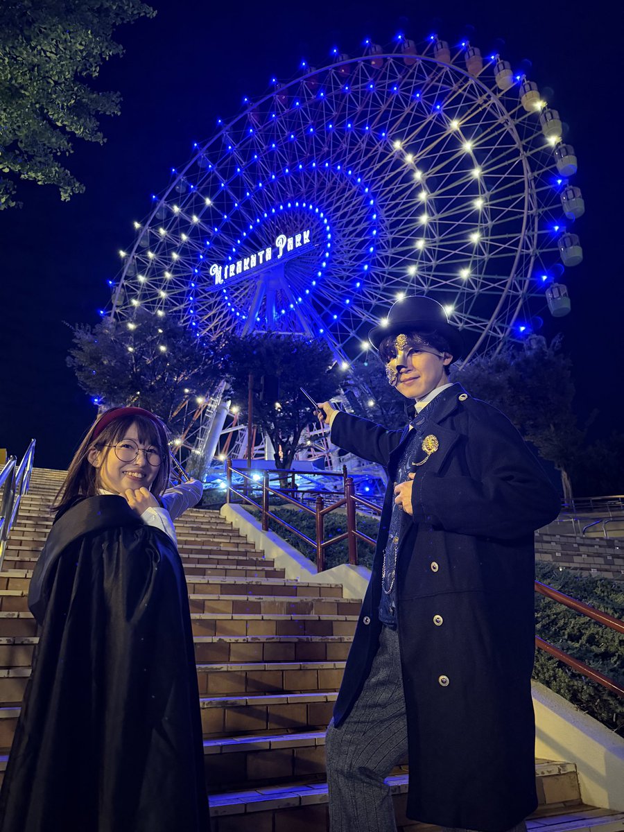 miya_iiichan's tweet photo. 『夜の魔法学校からの脱出』
今夜もたくさんの新入生さんにお集まりいただきました🪄
みなさん素晴らしい活躍でしたね🙌🏻
ありがとうございました！！

明日も校長(@aokitatsuya76 )と一緒に、みなさんをお待ちしています🎀
夜は冷えるので、なるべく暖かい格好でいらしてくださいね！
#魔法遊園地脱出 https://t.co/yskg6egYgc