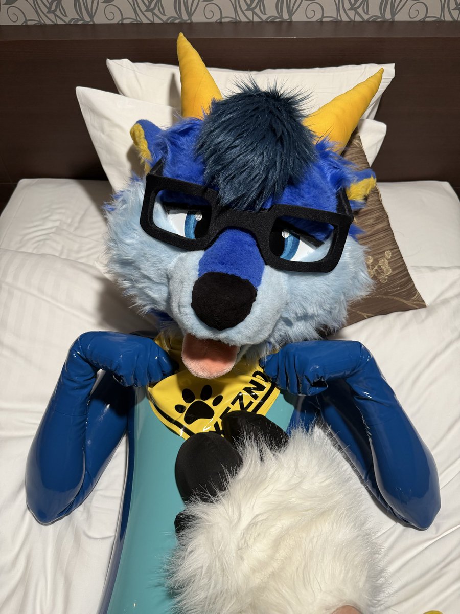 shiny_xeznom's tweet photo. H-hey deer… what are you doing…?
Why are you getting closer…

🦌 @riley_the_deer 

#SqueakySaturday #ShinySaturday https://t.co/W4B6lZZvms