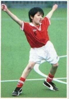 jump_wanna's tweet photo. 当時の知念ちゃんも超小さいのに、光くんや伊野尾ちゃんのこと「可愛いな〜」と思って見てたの面白い😂

その可愛いいのちゃんに抱っこされて、天使×天使の化学反応起こしてたし🥰（Myojo 2004年2月号）
#知念侑李 #八乙女光 #ちょっと休憩すんべ https://t.co/9UfTuSYgEk