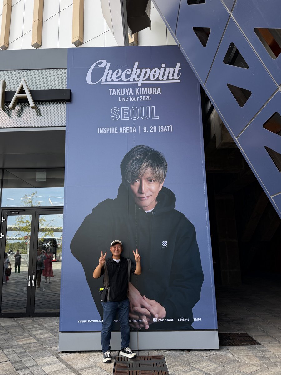 bonbangoo's tweet photo. 先週、木村拓哉さん初の韓国Liveを観てきました！
『TAKUYA KIMURA Live Tour 2026 Checkpoint in SEOUL』

結論から言うと、どえらい感動と興奮でした。
長文失礼します。

まず僕は“にわか”です。

小学校低学年の頃、「赤ずきんチャチャ」っていうアニメが好きで、SMAPだと知らずに主題歌の「君色思い」を歌っていたら上級生の一部から“チャチャ子”と呼ばれていたことはあります。

でも、特別“ファンだった”わけではありません。

SMAPやキムタクが当たり前にある年代に育ち、カラオケに行けば「SHAKE」を歌って盛り上げるぐらい。

なので「ちょうど韓国にいるタイミングで木村拓哉のLIVEあるじゃん！生でキムタク見たいし行っとくか！」
ぐらいの気持ちで行きました。

事前にキムタクについて調べてみたら、キムタクは現在53歳。
「アリーナの規模でソロライブって体力とか大丈夫なのかな」
「めちゃくちゃ長いトークコーナーで誤魔化すのかな」
「ダンスはバックダンサーに任せてセンターで踊らず歌う感じかな」
と思っていましたし、それでもきっと満足してました。
だってキムタクを生で見れるんだもん。

が、開演した瞬間、そんな失礼な予想を全部ぶっ壊されました。

デカいアリーナのステージでバックダンサーと変わらないような量でバリバリに踊り、歌も息切れが存在しない世界かのようにめちゃくちゃ上手く、仕草から歩き方まで全てキムタクで、そんなキムタクが、すべてカッコ良すぎる。

途中から心の中で叫んでいました。
「53歳なのに凄いとかじゃない。失礼しました。普通に凄い！こんなオーラと色気、他に誰が出せるんだよ！めちゃくちゃかっこ良すぎるだろおい！」
本当のスーパースターでした。

Live中に「拓哉〜！」と叫びすぎて、終演後は喉ガラガラ声で咳込み。

もちろん「世界で一つだけの花」を生で聴けたのにも興奮しましたが、拓哉のソロ曲も良い歌たくさんあるのでぜひ聴いてみてほしい。
Liveも行ってみてほしい。
マジもんのスーパースターでした。

先週の事なのにまだ興奮してるし、そして、拓哉の“ファン”になりました。

#TAKUYAKIMURALiveTour2026
#Checkpoint
#木村拓哉