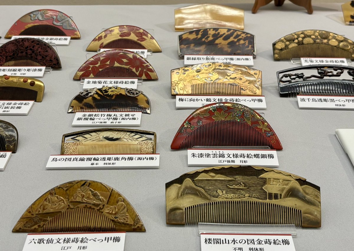 noachan0514's tweet photo. 中野区立歴史民俗資料館の館蔵品展「櫛・簪・笄」にたまげました。2024年に寄贈された約900点のうち約300点を披露していますが、今は作れない超絶技巧の逸品がそろい、眼福です。とくにお気に入りは三味線竿に招き猫が載った簪。10月25日までです。 https://t.co/2YwPmR6nB5