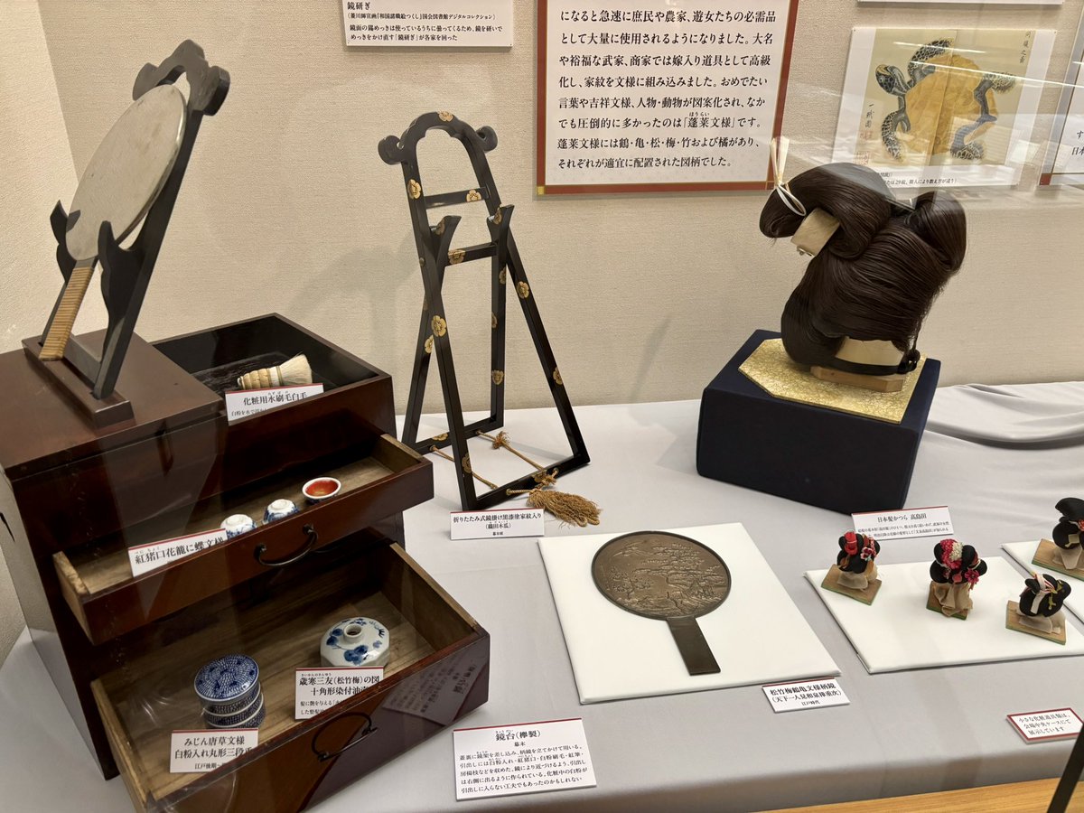 noachan0514's tweet photo. 中野区立歴史民俗資料館の館蔵品展「櫛・簪・笄」にたまげました。2024年に寄贈された約900点のうち約300点を披露していますが、今は作れない超絶技巧の逸品がそろい、眼福です。とくにお気に入りは三味線竿に招き猫が載った簪。10月25日までです。 https://t.co/2YwPmR6nB5