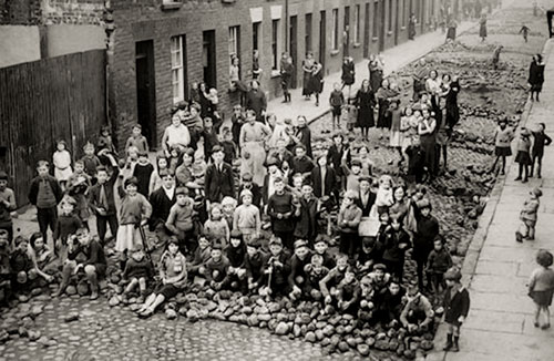 wrkclasshistory's tweet photo. #OtD 3 Oct 1932 thousands of workers in Belfast, both Catholic and Protestant, went on strike together while over 30,000 took to the streets and rioted in protest against an exploitative state workfare scheme https://t.co/vtEUKyxtci https://t.co/LPBCYu280u