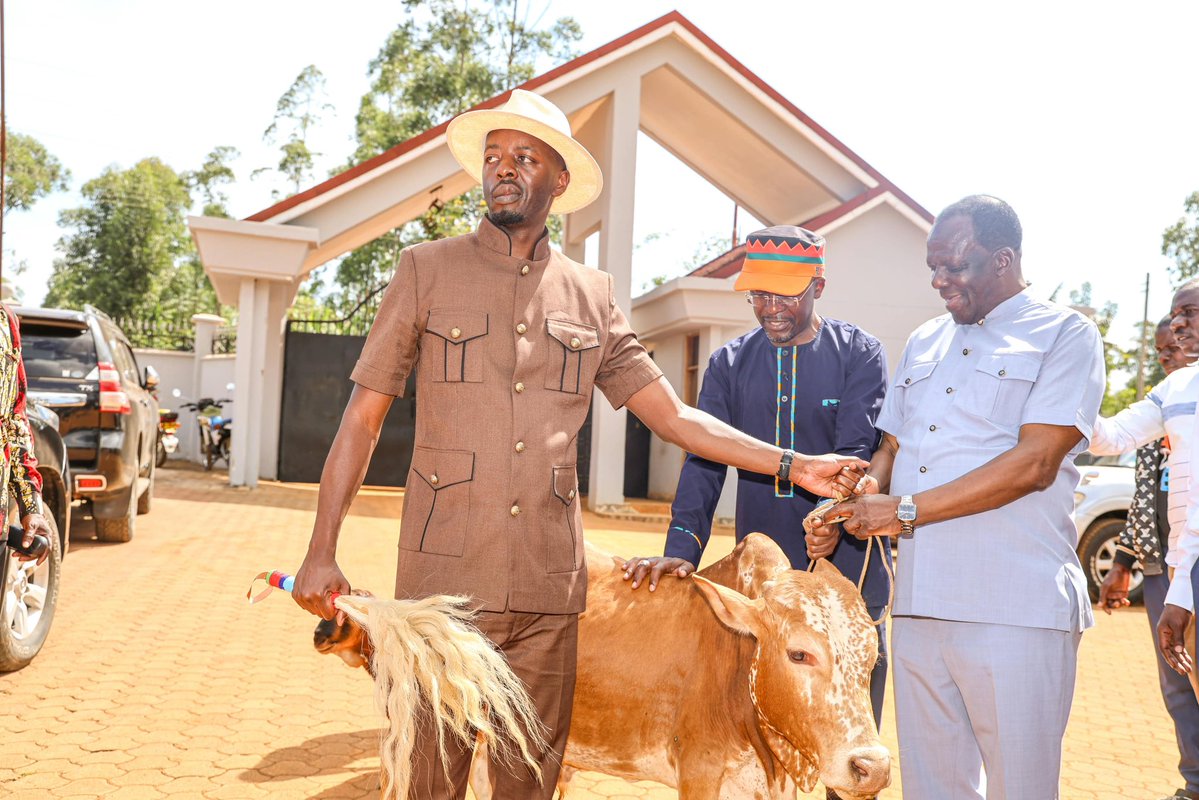 Railajunior's tweet photo. Mwezi wa Baba.

Spent the day with our JoKawuor elders at Mheshimiwa Oparanya's home in Mambole. @DrOparanya Baba walikuwa zaidi ya marafiki, walikuwa family. Baba alikuwa na room yake ya kulala hapa anytime he visited Kakamega. Luo and Luhya unity is a must. 

#Csoparanta #Railajunior #luhyaluounity