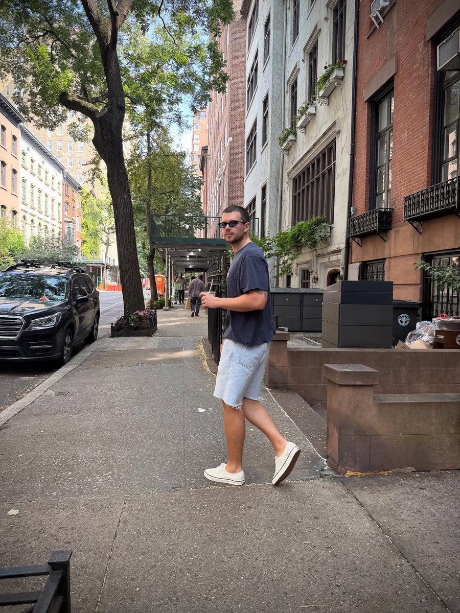 lukeyarchive's tweet photo. #LukeNewton in NY last year for HOMQ https://t.co/XniozH6Qty