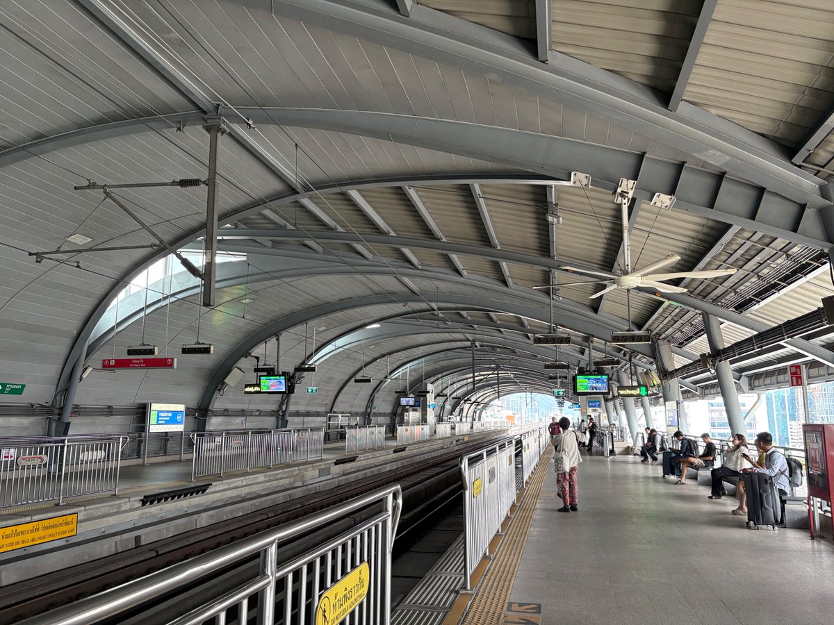 nbd_grayspace's tweet photo. สถานี airport link อะ ขอด่าหน่อยได้ไหม อีห่าไหนออกแบบ ร้อนชิบหายยยยยยยย 🥵

ไม่เข้าใจว่าทำไมไม่ทำให้มันโปร่ง ระบายอากาศ ให้มันเหมาะกับสภาพอากาศประเทศไทย? https://t.co/Zoqvha18Sf