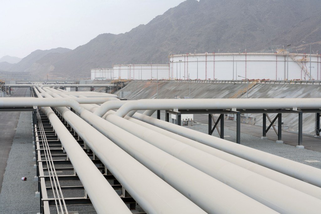 Theo321cheung's tweet photo. The oil transport volume through the Strait of Hormuz has been reduced by half, indicating that the sanctions have a profound impact on the Iranian economy. https://t.co/CmHAwpaupo