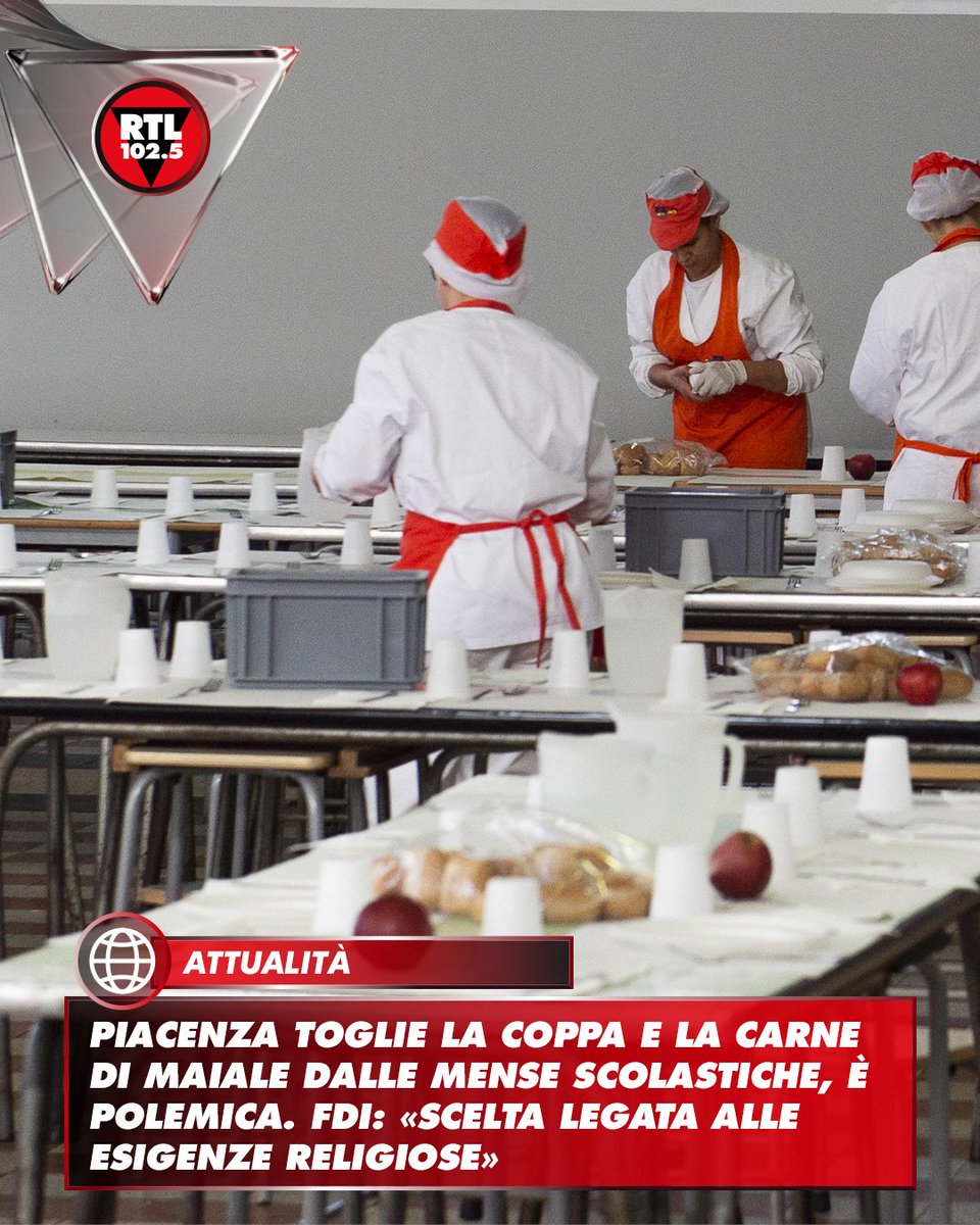rtl1025's tweet photo. 🔴 Dal 19 ottobre nei nuovi menu autunno-inverno delle mense scolastiche di Piacenza non compariranno più la coppa Dop, prodotto simbolo del territorio, né altri alimenti a base di carne di maiale come lonza e prosciutto cotto. La novità riguarda nidi, scuole dell’infanzia, primarie e secondarie di primo grado.

A sollevare il caso è stata Sara Soresi, consigliera comunale di Fratelli d’Italia, secondo cui dietro la decisione non ci sarebbero soltanto motivazioni alimentari o salutistiche, ma anche la volontà di rispondere alle esigenze religiose di alcune famiglie.
Soresi sostiene infatti che da anni dalle mense venga segnalato che alcuni bambini musulmani non consumano carne di maiale e, in alcuni casi, evitano anche il contatto con questi alimenti.

📸Ansa/Andrea Fasani