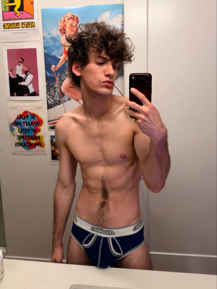 twinkprolly1's tweet photo. Bed head 🥱 https://t.co/EgTsHgJ7u6