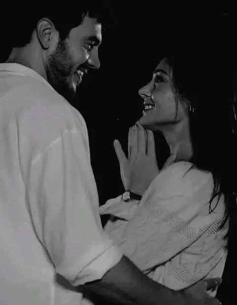 hyuzria's tweet photo. "ما عِشْتُ يَوْماً مِنْ هَوىً
إِلَّا لَهَا وَلِقَلْبِهَا

مَا صُغْتُ بَيْتاً مِنْ غَزَلْ
إِلَّا وَزُيِّنَ بِاسْمِهَا". https://t.co/tlVTiL8gCX