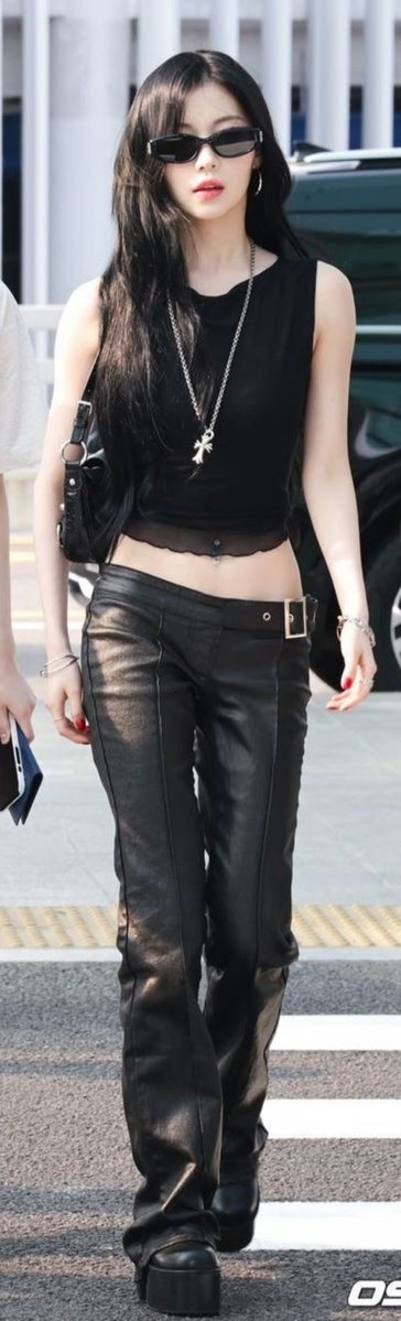 coolerhoter's tweet photo. The way some solo stans keep forcing the “center obsessed,” “nothing new,” “just black clothes,” “that member has better fashion sense” narrative just to make Asa look boring 😭 Meanwhile her aura speaks louder than all that yapping, and she keeps going viral anyway.
#AsaCore https://t.co/6jaHAkEnsB